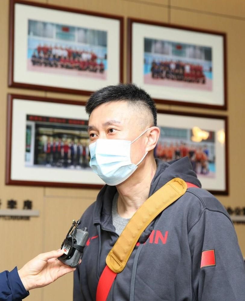 德天空最早在本月初抛出重磅炸弹，当时称拜仁准备支付巨额转会费签下巴萨后卫阿劳霍，图赫尔向阿劳霍表示将不惜一切代价。